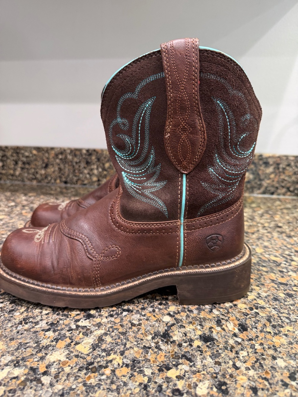 Ladies Ariat 7 Brown Leather Cowboy Boots with Turquoise Stitching
